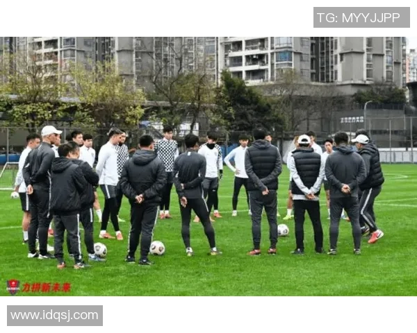 重庆足球队状态引发热议球迷对未来表现充满期待与担忧