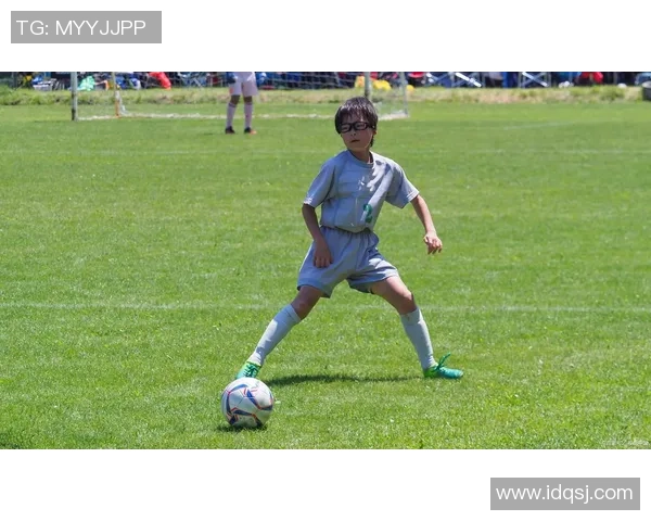 足球明星们那些令人捧腹的奇葩瞬间盘点与背后的趣事揭秘 足球明星们那些令人捧腹的奇葩瞬间盘点与背后的趣事揭秘